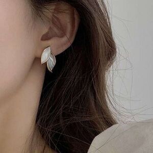 Leaf stud earrings A479